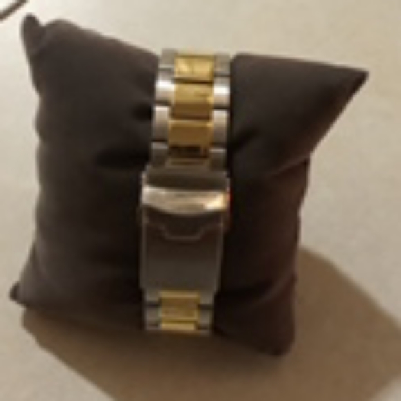 Don't like watch to flashy for me... - Picture 4 of 4